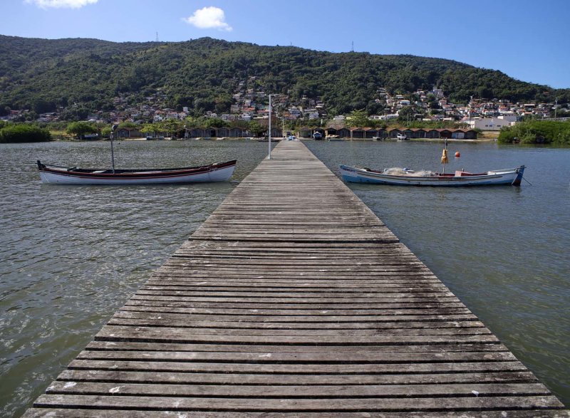 Praia da Costeira do Pirajuba; pier and boats. 