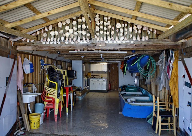 Praia da Costeira do Pirajuba; inside a rancho de canoa.