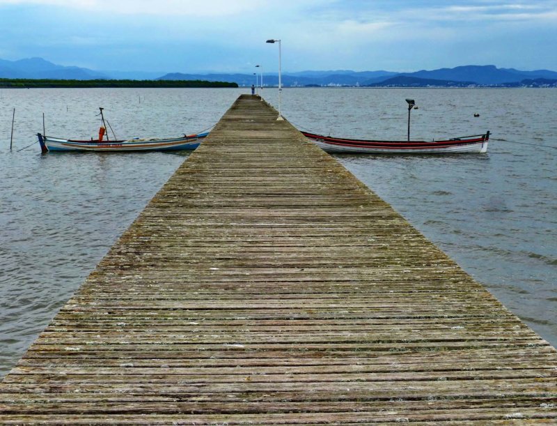 Praia da Costeira do Pirajuba; pier and boats. 