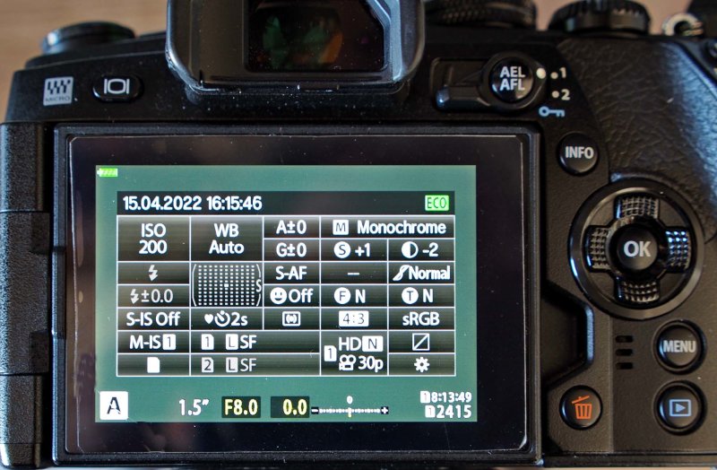 The camera is set with: Monochrome; 2 secondes delay (electronic shutter); the contrast is lowered.