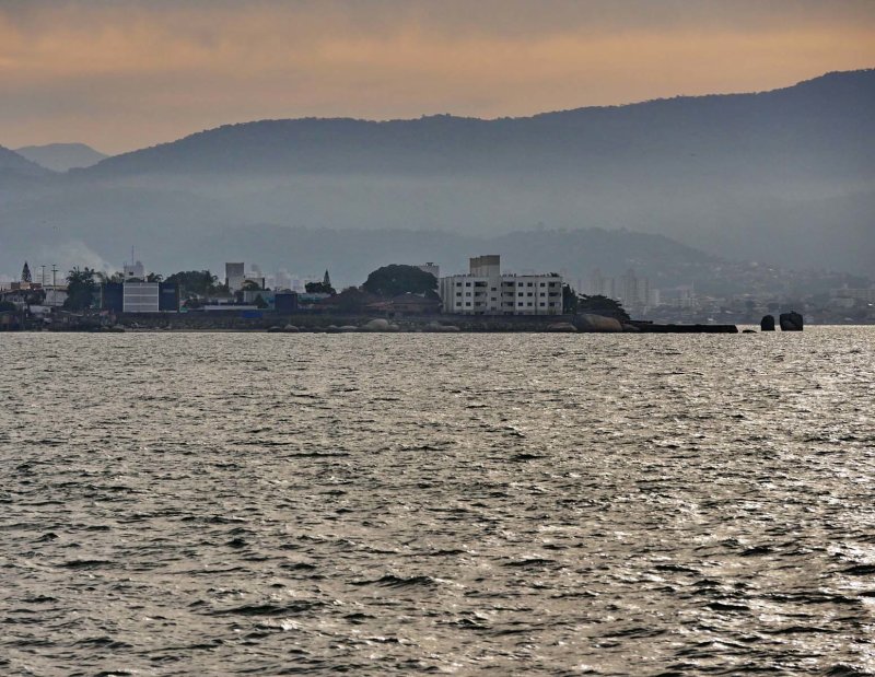 The Ponta do Leal (at mainland), seen from the Beira-Mar Norte Avenue. 
