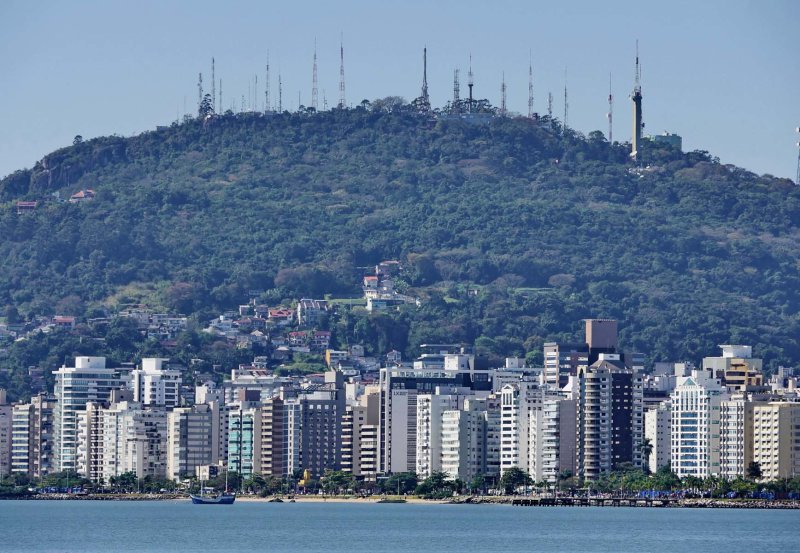 Seen from the continental part, the Morro da Cruz (with many antennas) referred on the previous photo. 