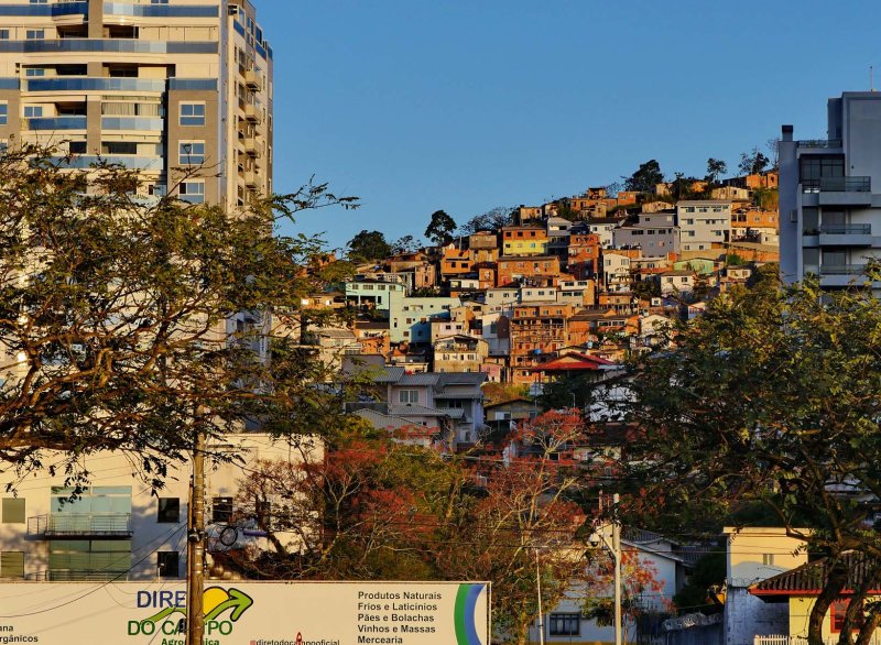 Behind the beautiful Beira-Mar avenue, there are also popular houses. 