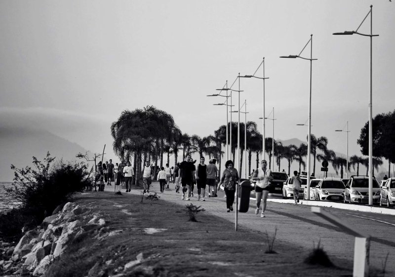 Beira-Mar Norte Avenue; walking is the main activity.