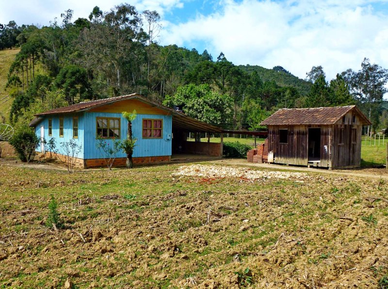 Nice houses on the road from Rancho Queimado to Angelina.