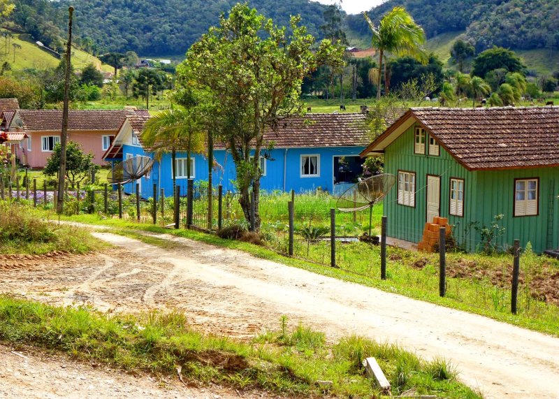 On the road from Rancho Queimado to Angelina.