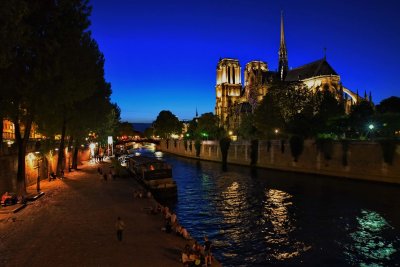 Notre Dame; Lateral View at night (photography by Fahd Sultanem)