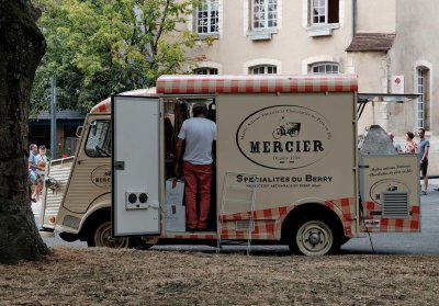 Bourges : the old and classic Citroen is now a food truck.