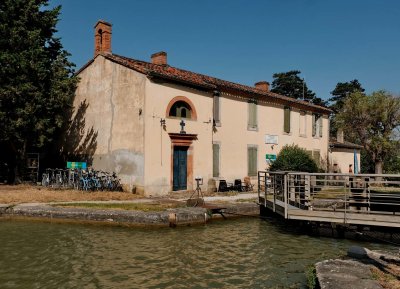 The Négra lock (écluse); particularity: the chappel on the left.