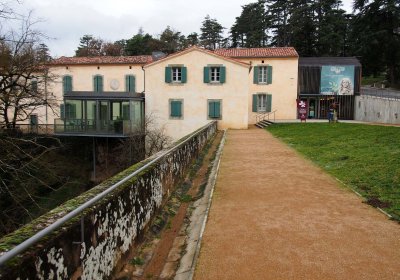 House (now the museum) at Saint-Ferréol dam, shown in the previous picture (left side). 