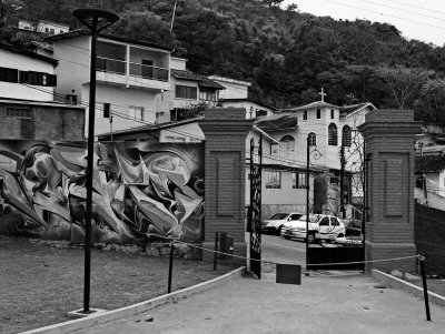 Monte Serrat square; the entrance.