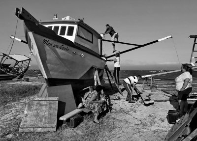 Biguau; Joo Rosa Beach; people repairing the boat. 