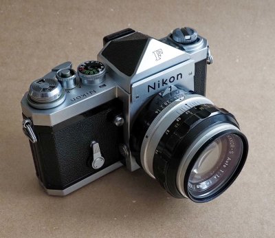 The Nikon F and the plain viewfinder (without photometer).