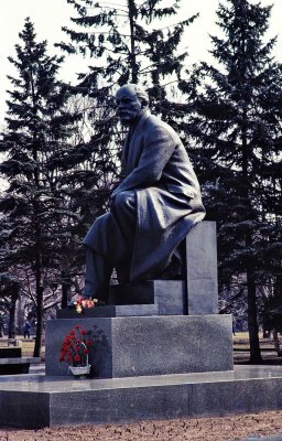 Moscow : Lenin's statue in the Kremlin. 