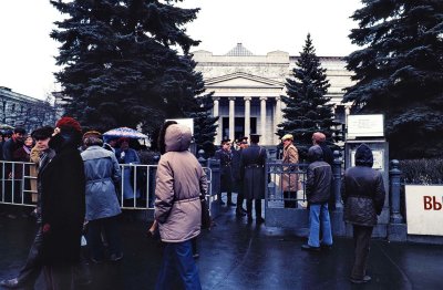 Moscow : line for visiting a museum, on Sunday. 