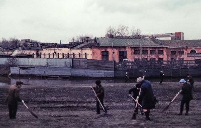 Moscow (probably) : people cleaning the streets on Sunday; picture taken from a bus. 