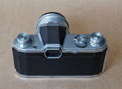  Contax D, back; it has a complex shutter mechanism (in the dial, one chooses the slow and fast speeds).