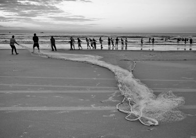 Fishers and passers-by, when pulling the net. 