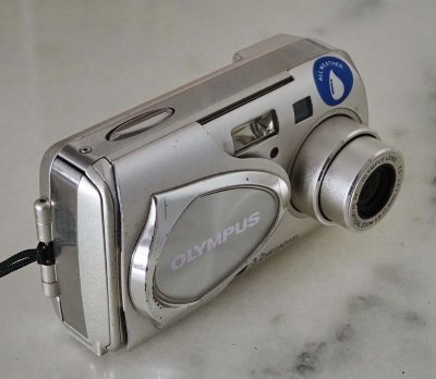 The Olympus Stylus 300, the 3.2 Mpixels camera used for all pictures.