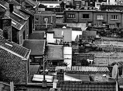 Lige; the typical houses are narrow, but long and with a backyard. 