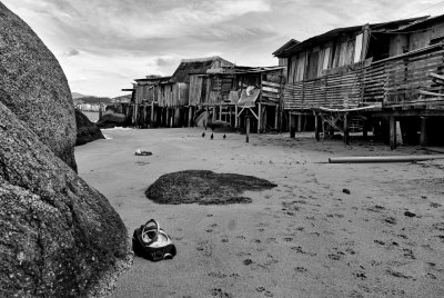 Ponta do Leal (2016); the small houses were still on the beach. 