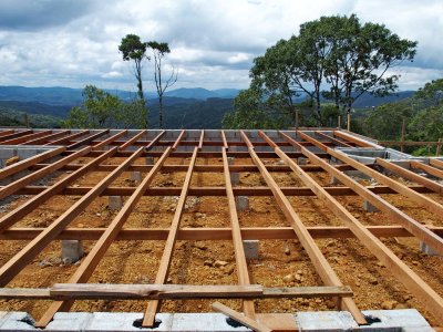 Fundaes e bases internas de madeira (house foundation and wood internal basis). 