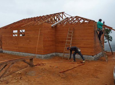 A estrutura do telhado sendo montada (the roof structure being mounted). 