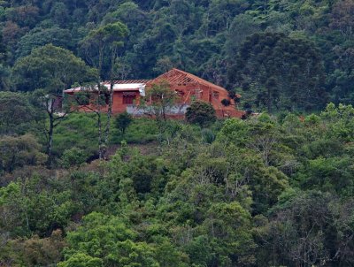 A construo vista de longe (the house seen from far).