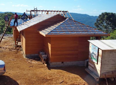Trabalhos no telhado (working on the roof).