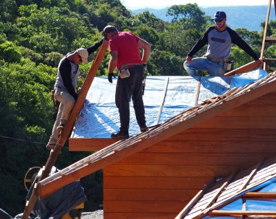 Marlon (esquerda) Seu Z e Dioni; trabalhos no telhado (Marlon (left), Seu Z and Dioni; working on the roof).