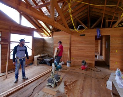 Trabalhando na rea da lareira (working on the fireplace). 