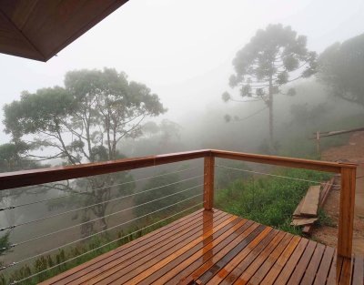Vista da varanda num dia de neblina (view from the balcony in a fog day). 