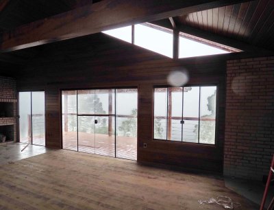 A sala, com portas e janelas de vidro colocadas (the living room, with windows and doors).