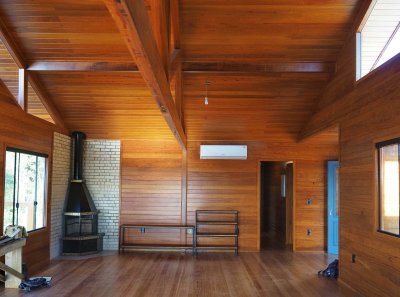 Mveis da sala chegam; note-se a lareira j colocada (the living room furniture is placed; notice the fireplace).