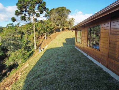 A rea externa prxima aos quartos com grama (the area, with grass, near the bedrooms)