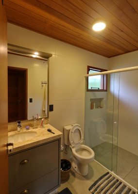 Banheiro da suite (the suite bathroom). 