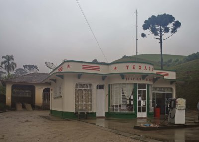 Taquaras; this old Art-Deco style gas station came from Texas (USA) in 1953; not modified. 