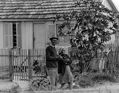 Seu Zimbo and his wife, in front of their house. 