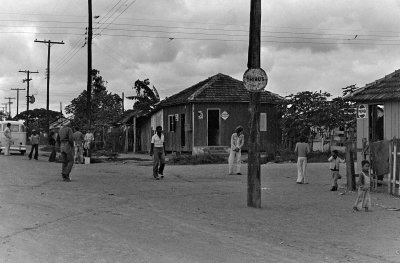 Vila Restinga; houses, people and streets. 