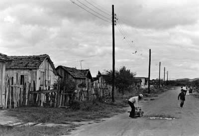 Vila Restinga; houses, people and streets. 