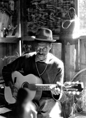 Seu Zimbo with his guitar. 