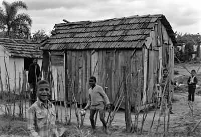 Vila Restinga; houses and people.