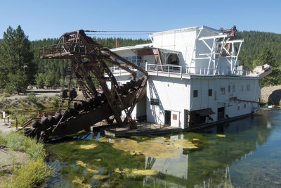 Front end of the dredge