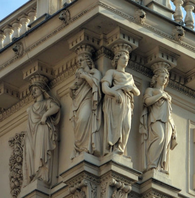 Caryatids overlooking Kartner Strasse