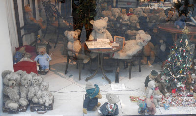 Steiff bears shop window