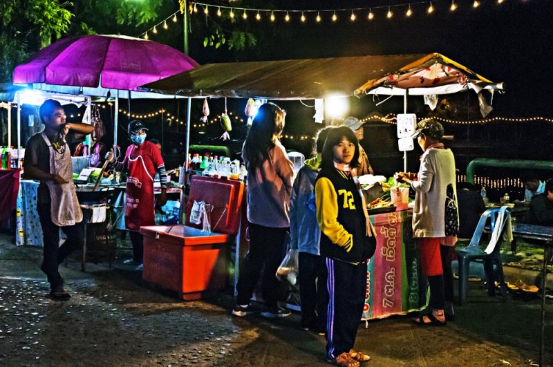 Night market begins, around the lake