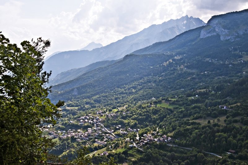 Valley views over Savise