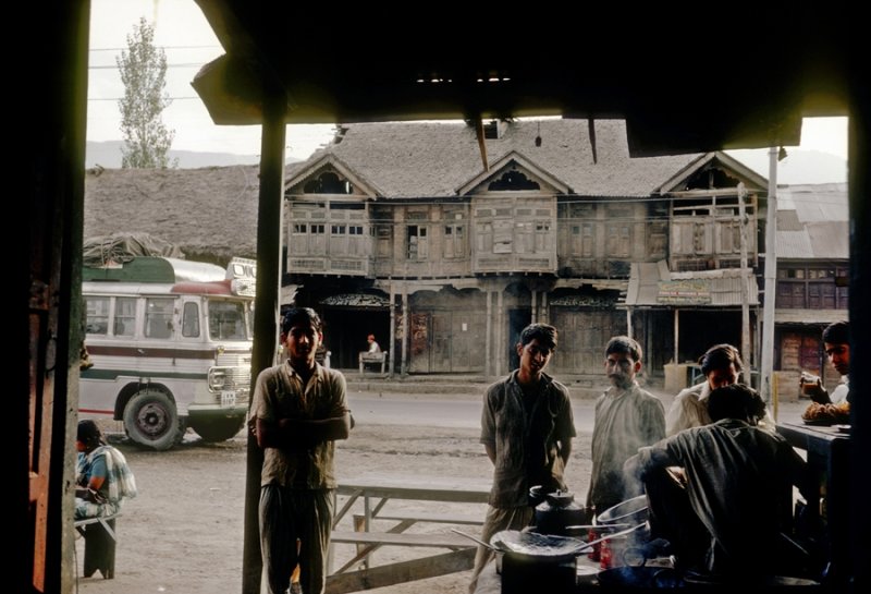 On the road: tea shop at Qazigund in the Vale of Kashmir