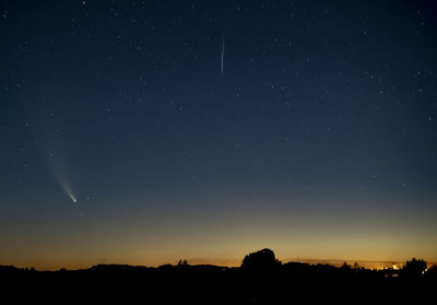 comete avec une etoile filante qui s'est invite dans la prise de vue.jpg
