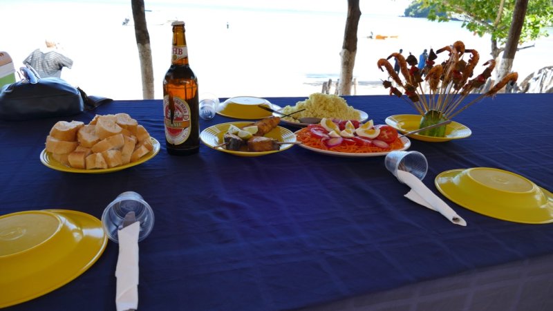 Nosy Sakatia beach lunch!